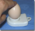 卵の平たい方を下に乗せる