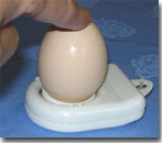 グッと抑えるとクッションになっていて、台が沈み込んで、針で卵に穴があく